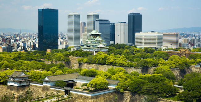 新緑の大阪城とビル群