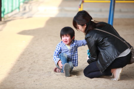 泣いている子どもとママ