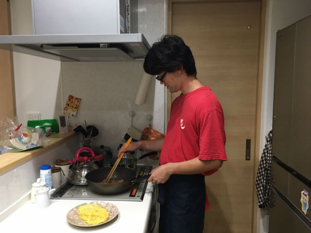料理を作る横江さん
