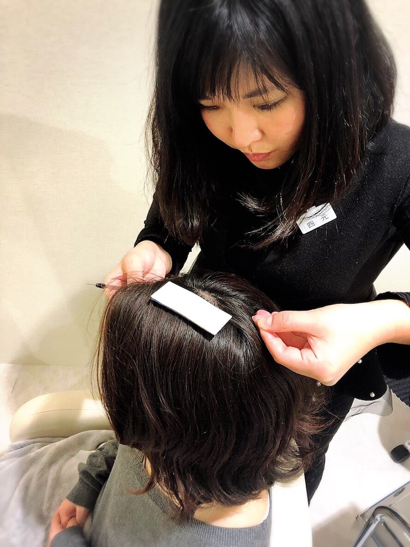 施術する女性スタッフ