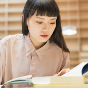 図書館で勉強する 女子大生