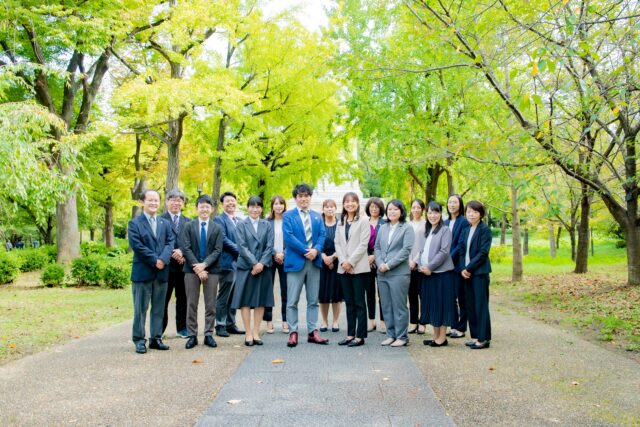 社会保険労務士法人ティムスのメンバーと小田幸子さん