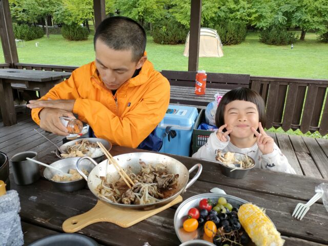 片岡賢佑さんと子どもさんとのキャンプの様子