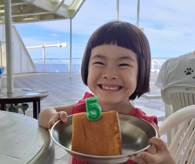 片岡賢佑さん、フェリーでは長女の誕生日パーティー