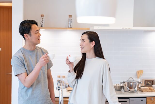 キッチンで話をする夫婦