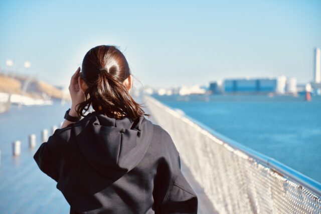 海を見る女性