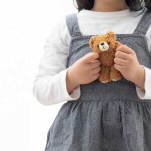 ぬいぐるみを持っている子供