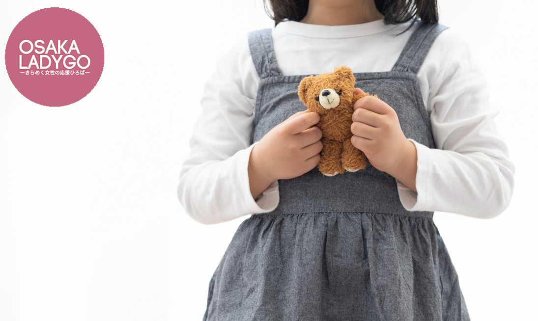 ぬいぐるみを持っている子供