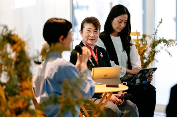 女性の生き方や社会のあり方について語り合うトークイベント風景