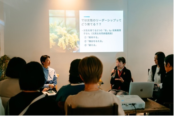 女性の生き方や社会のあり方について語り合うトークイベント風景